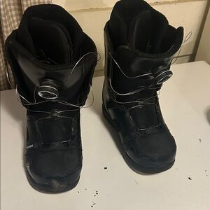 Black Snowboard Boots with Dial Closure